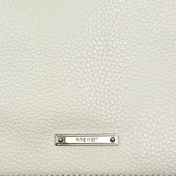 NINE WEST TASSEL FAUX Leatherette hand bag. - Picture 3 of 8